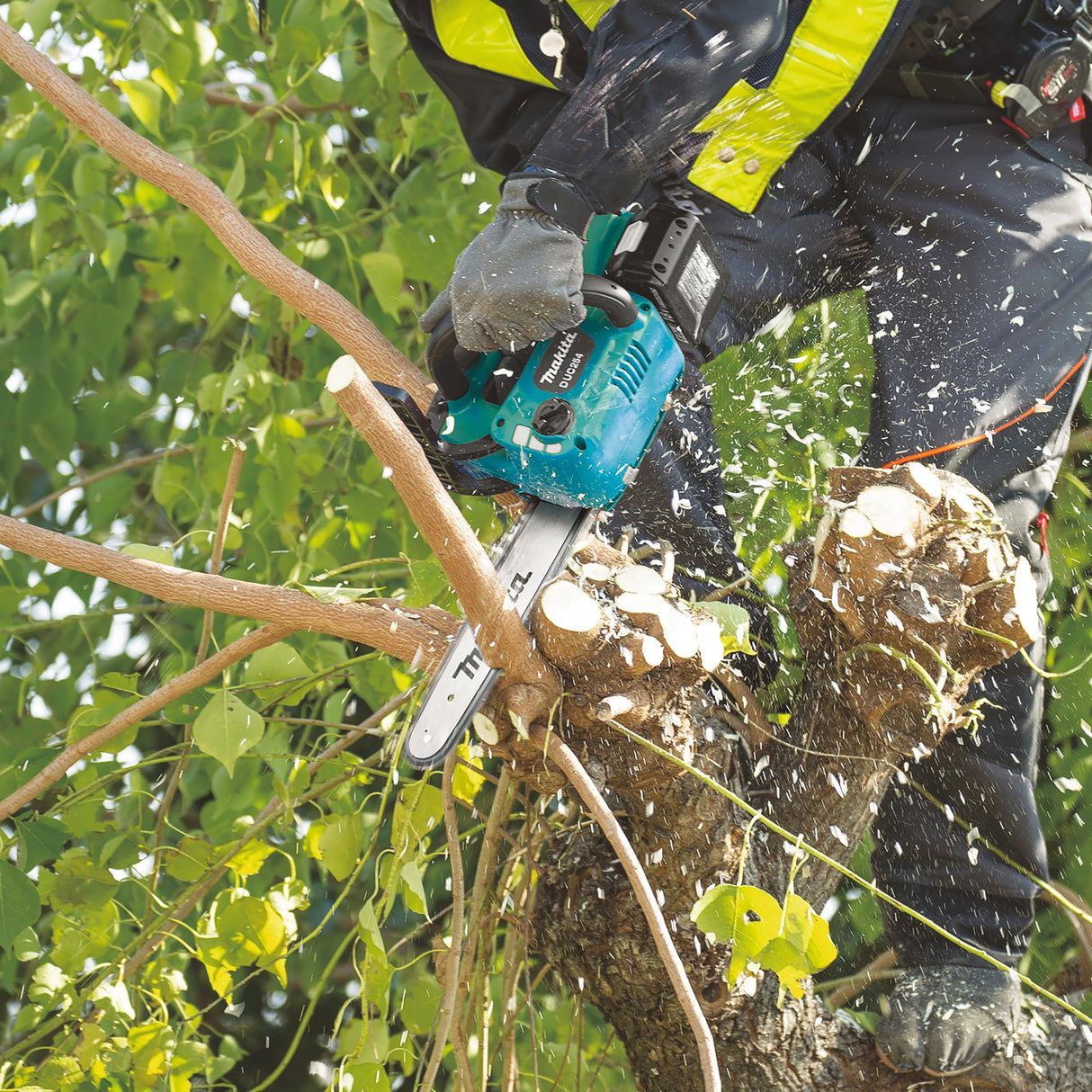 Makita - DUC254CZ - Sierra de cadena a batería 18V para poda carving