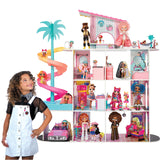L.O.L. Surprise! OMG Fashion House Set de juego con más de 85 sorpresas - Casa de muñecas de madera con piscina, tobogán en espiral, terraza, cine, muebles convertibles y más - A partir de 4 años