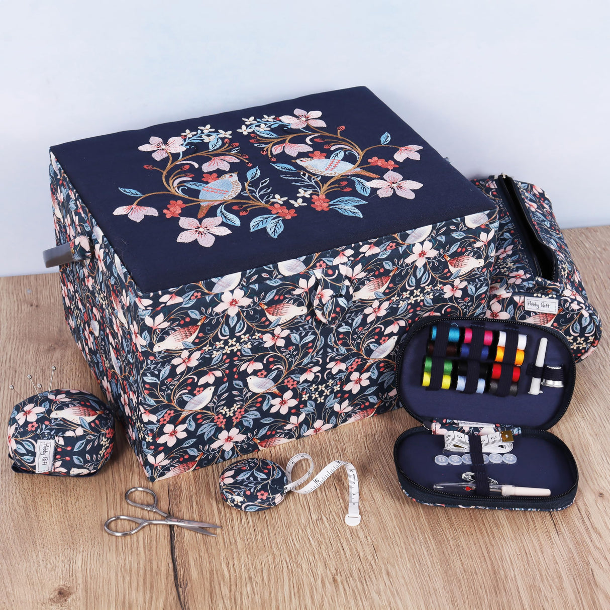 Hobby Gift Caja de costura grande - Pájaros en flores de tela de algodón bordada con asa de plástico, bandeja interior de plástico duro con compartimentos, alfiletero 23,5x31x20cm
