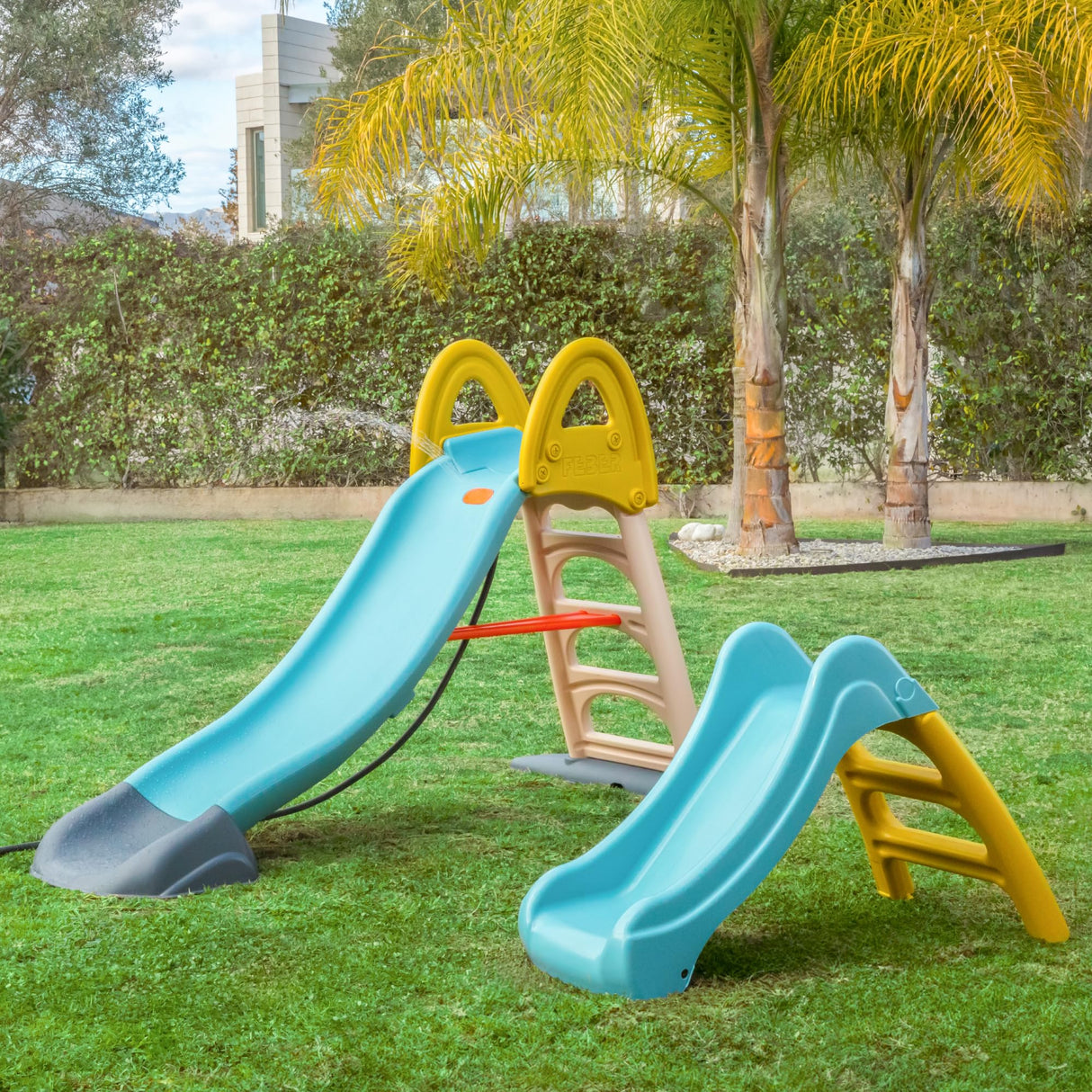 FEBER Mega Casual Water Slide, Tobogán para Jardín para Usar con Agua, Conecta una Manguera Externa, Escaleras Antideslizantes, Colores Resistentes, Fácil Montaje, +1 año, Famosa (FEL11000)