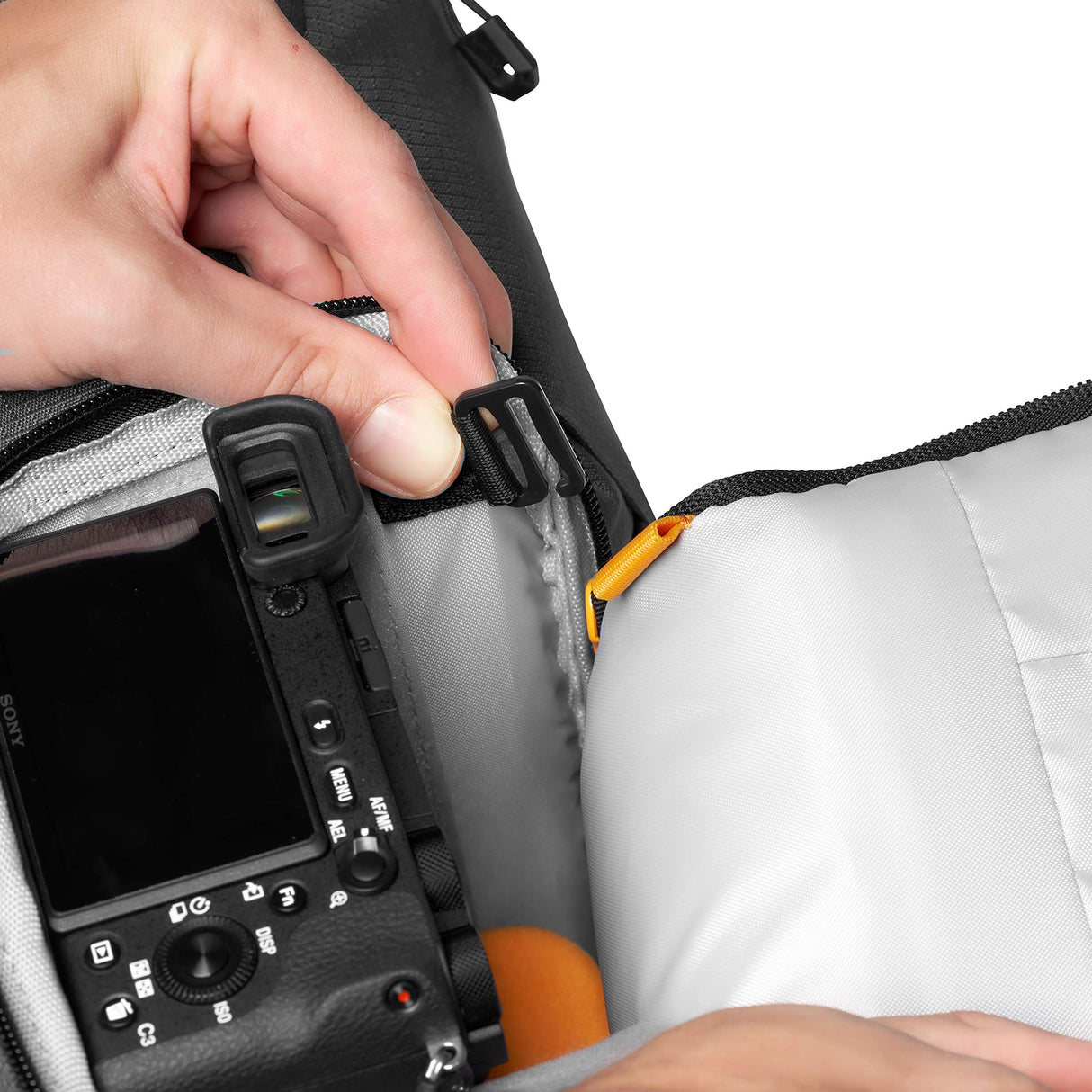 Lowepro Slingshot SL 250 AW III - Mochila Bandolera para Cámara Refelx DSLR Sin Espejo, con Acceso QuickDoor, Compartimento Para Tablet 10”, Para Sony A7, iPad, Surface Pro, 300D Ripstop, Gris