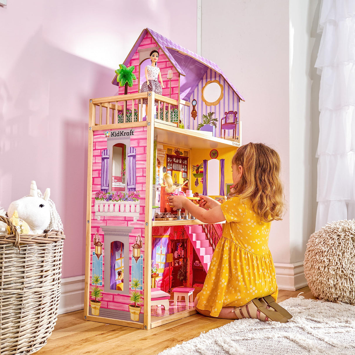 KidKraft Casa de muñecas de Madera Kayla con Muebles y Accesorios incluidos, Casita de Juguete con balcón para muñecas de 30 cm, Juguetes niños y niñas Desde 3 años (65092) Exclusivo en Amazon
