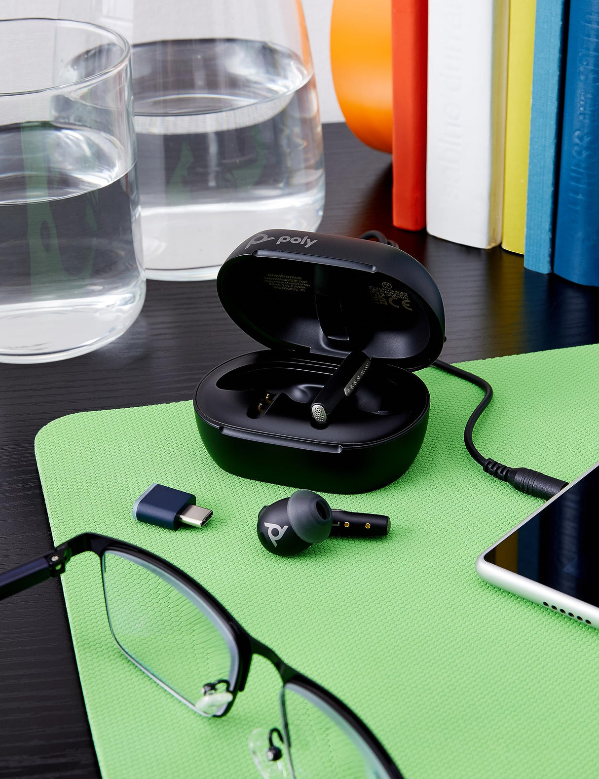 Auriculares Voyager Free 60+ UC de Poly (Plantronics) — Cancelación de ruido para llamadas nítidas — ANC — Estuche de carga con control táctil — Compatible con iPhone, Android, PC/Mac, Zoom y Teams