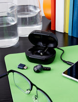 Auriculares Voyager Free 60+ UC de Poly (Plantronics) — Cancelación de ruido para llamadas nítidas — ANC — Estuche de carga con control táctil — Compatible con iPhone, Android, PC/Mac, Zoom y Teams