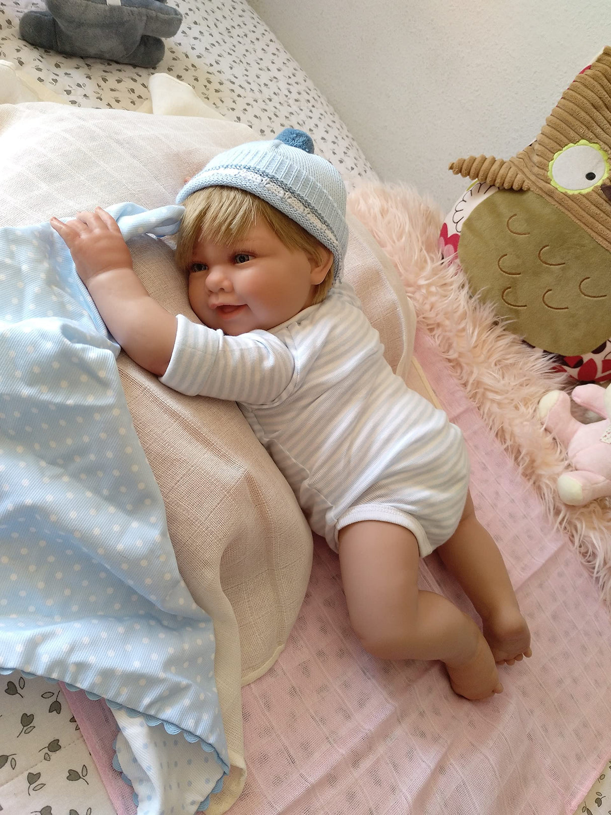 Bebè Reborn Kevin,Mide 52CM,Pesa 2,3KG,Vestido Y con COMPLEMENTOS DE UN Bebe DE Verdad.Vinilo DE Silicona,Mucha Movilidad,ROJECES,PLIEGUECITOS,CAIDA DE CABECITA.Modelos exclusivos.