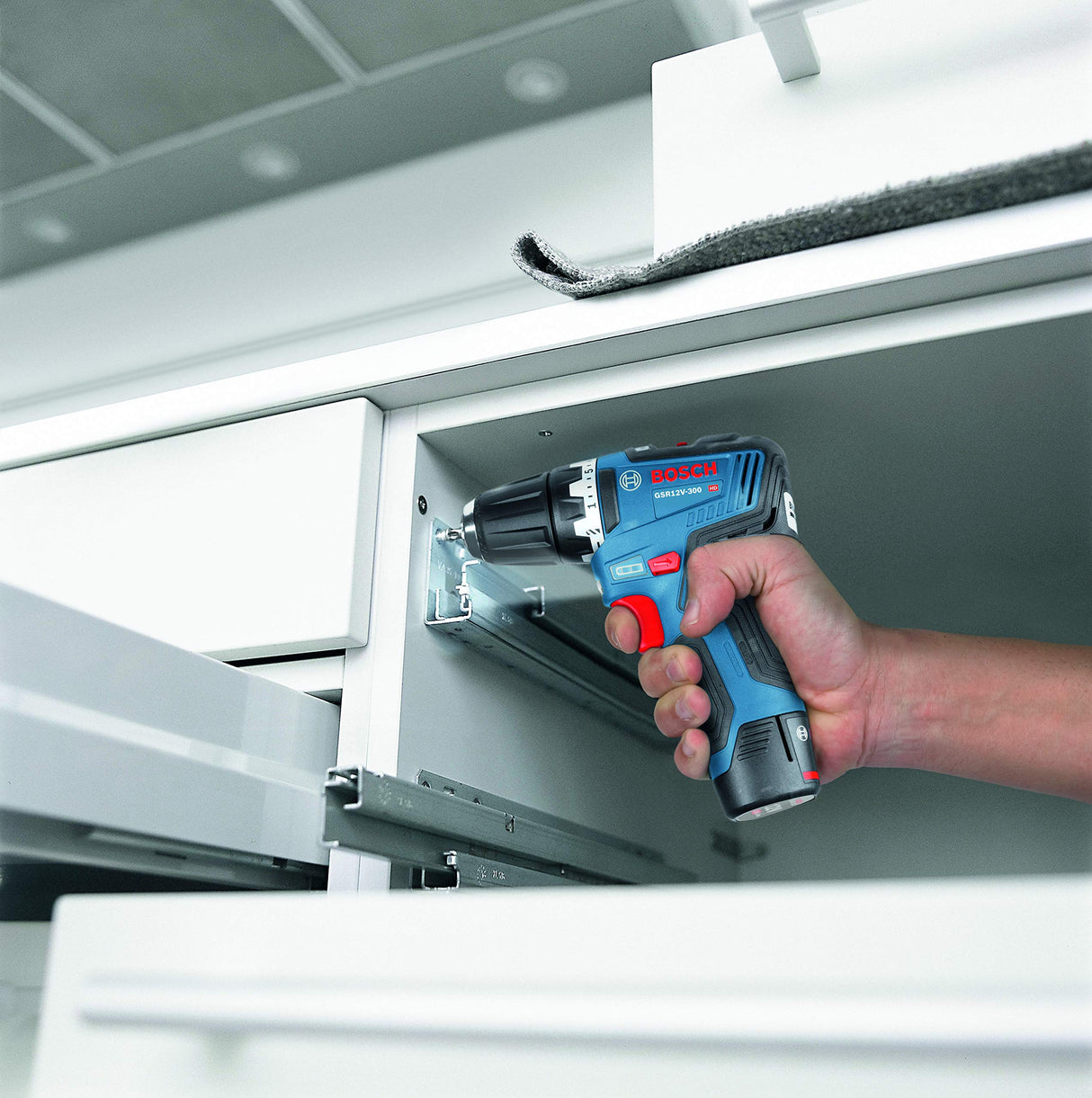 Bosch GSR 12 V-30 Taladro/atornillador a batería (2× GBA 12V 2.0 Ah + GAL 12V-40 + (Brushless))