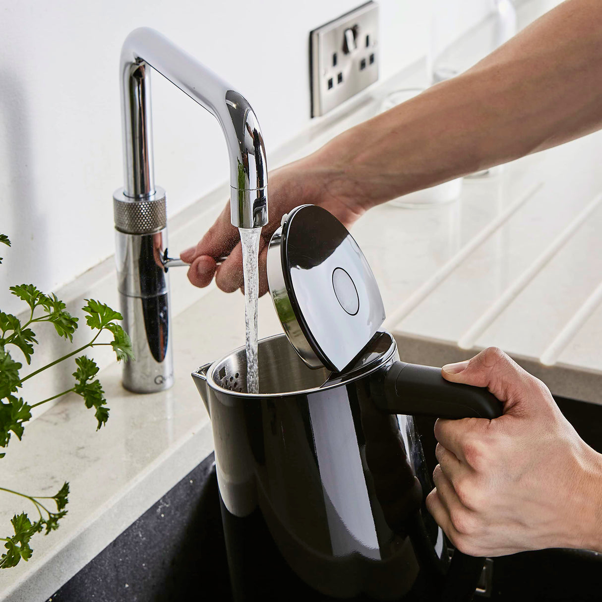Swan Alexa Hervidor Agua Eléctrico Inteligente WIFI Smart Kettle 1,5L, Inalámbrico, Pantalla LED Táctil, Función Mantener Caliente, Pared Aislada Acero Inoxidable, 1800W, Negro, SK14650BLKN