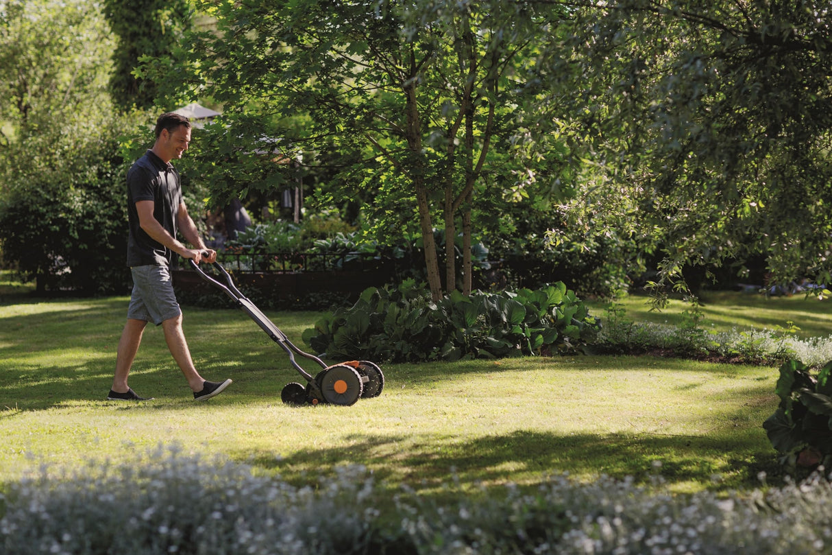 Fiskars Cortacésped manual, Cortacésped cilíndrico con sistema de corte sin fricción de las cuchillas, Largo de corte: 43 cm, StaySharp Plus, Negro/Naranja/Plateado, 1015649