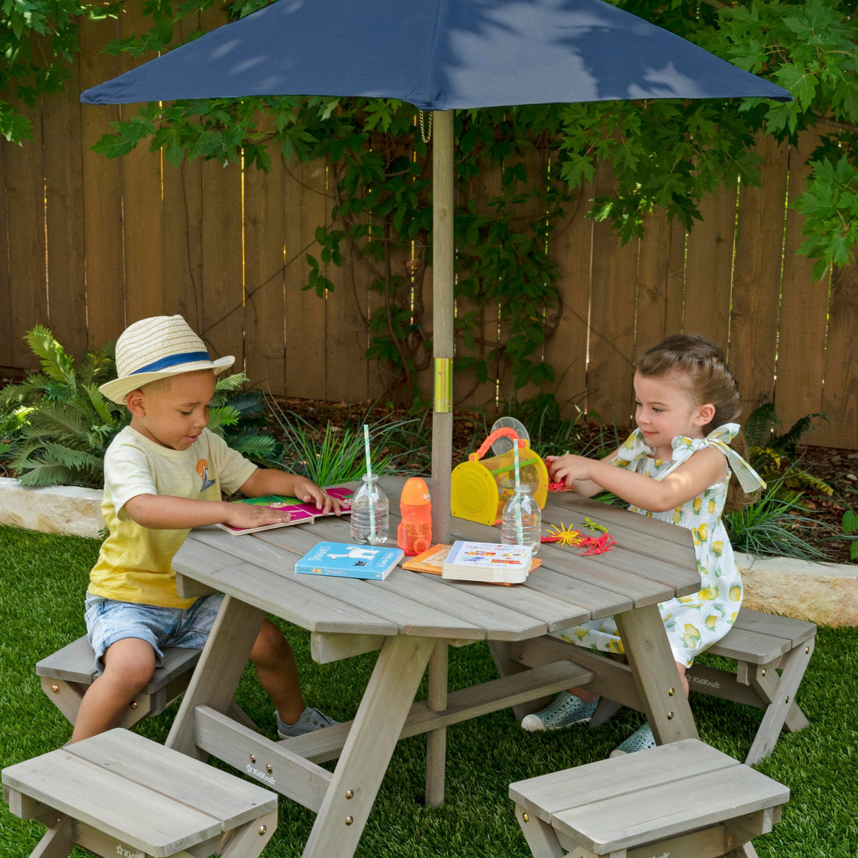 KidKraft Octagon Conjunto jardín de Mesa, taburetes y sombrilla de Madera para niños, Mesa y sillas jardín, Patio, terrazza, Muebles Exteriores al Aire Libre (20176), Exclusivo en Amazon