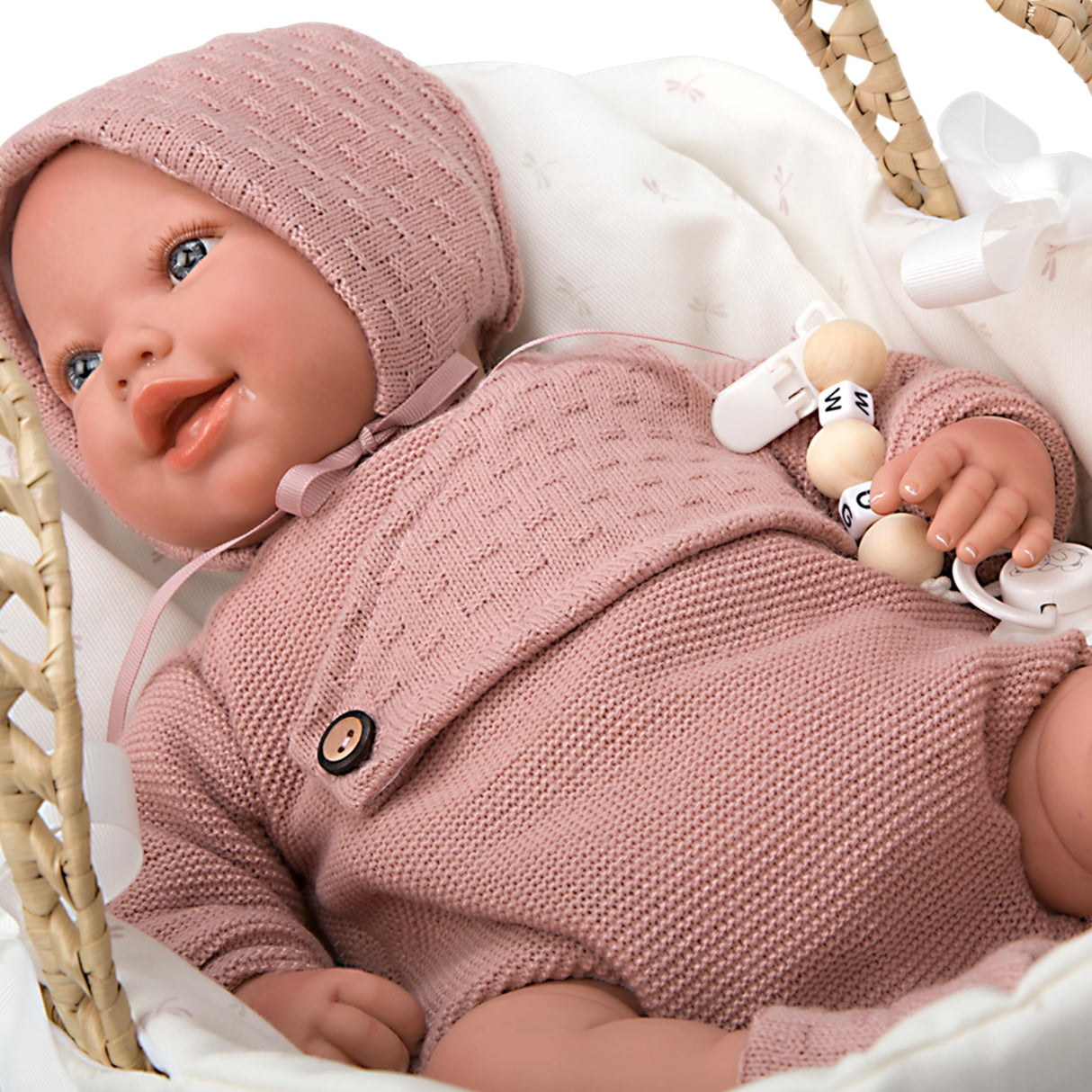 ARIAS - Muñeca Reborn Avana de 45 cm con Canastilla Mimbre, Bebé Realista con Ropita Rosa, Chupete y Chupetero, Extremidades de Vinyl y Cuerpo Blando, Juguete para Niños y Niñas +3 años (ARI98122)