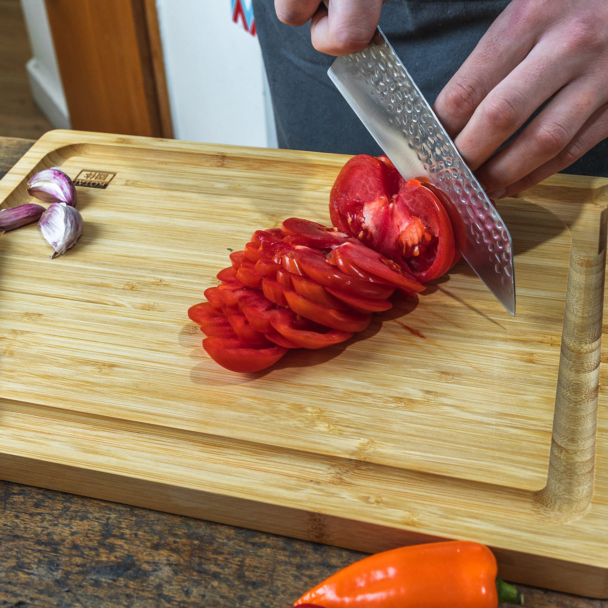 KOTAI | Cuchillo Bunka Santoku | Hoja de 17cm | Cuchillo multiusos | Afilado y forjado a mano | Acero inoxidable japonés ultra afilado 440C | Mango de madera de ébano | Tang oculto completo