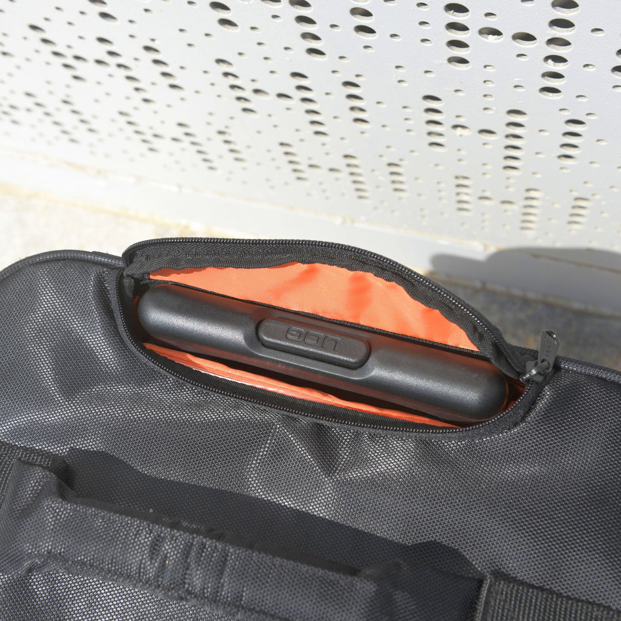 UDG U9981BL/OR Deluxe - Maletín con ruedas para dj (interior de color naranja), color negro