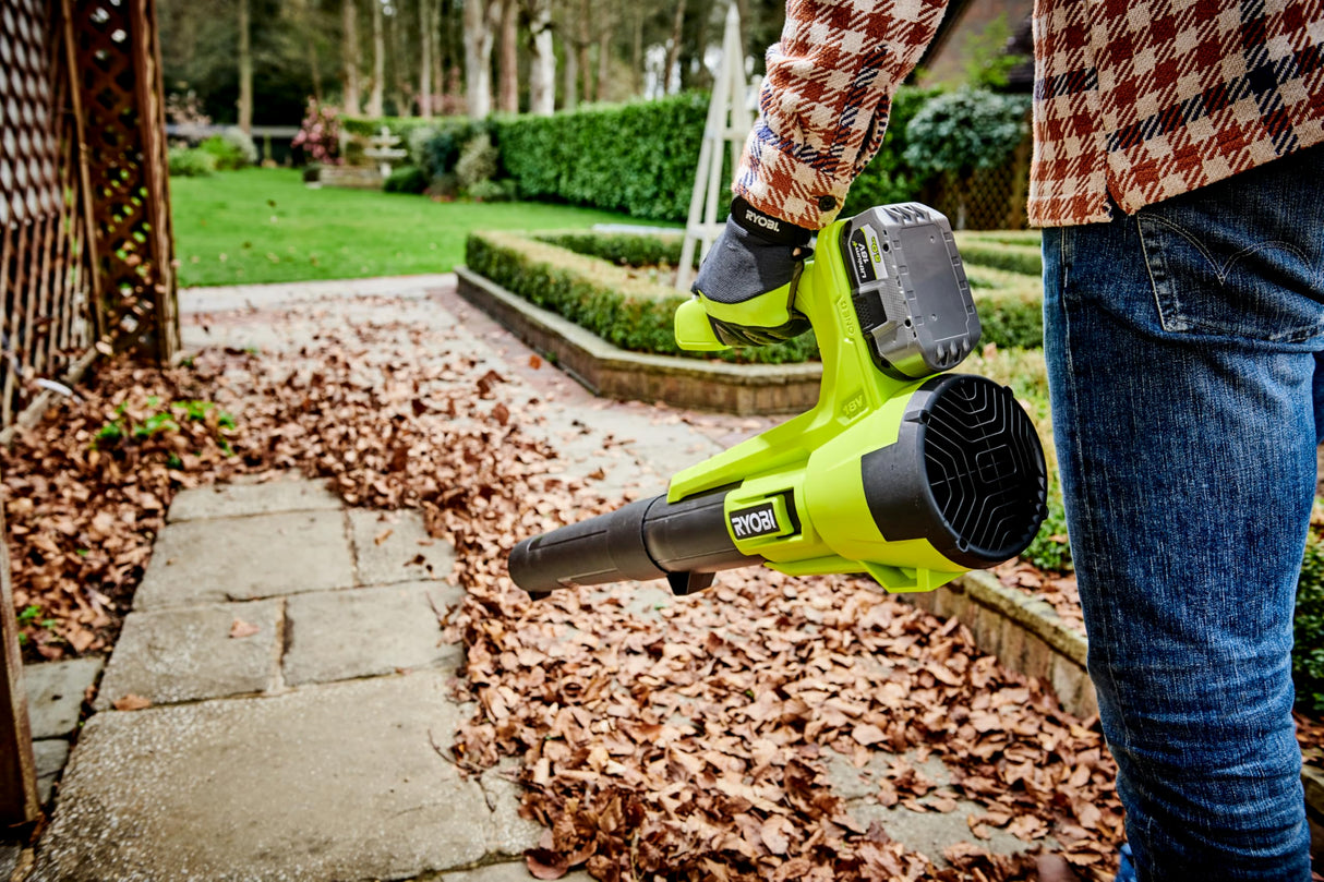 RYOBI - Soplador Eléctrico Inalámbrico Turbo Jet 18V One+ - Limpieza de Pasillos Exteriores, Terrazas, Jardines Pequeños y Medianos - 1 Batería de Litio 4Ah y 1 Cargador Rápido 1,5 A - RY18BLA-140