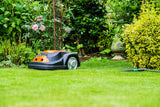 Yard Force Robot cortacésped SA900ECO, apto para céspedes de hasta 900 m2, función de corte de bordes, sensor de lluvia y motor sin escobillas, 28 V, negro/naranja