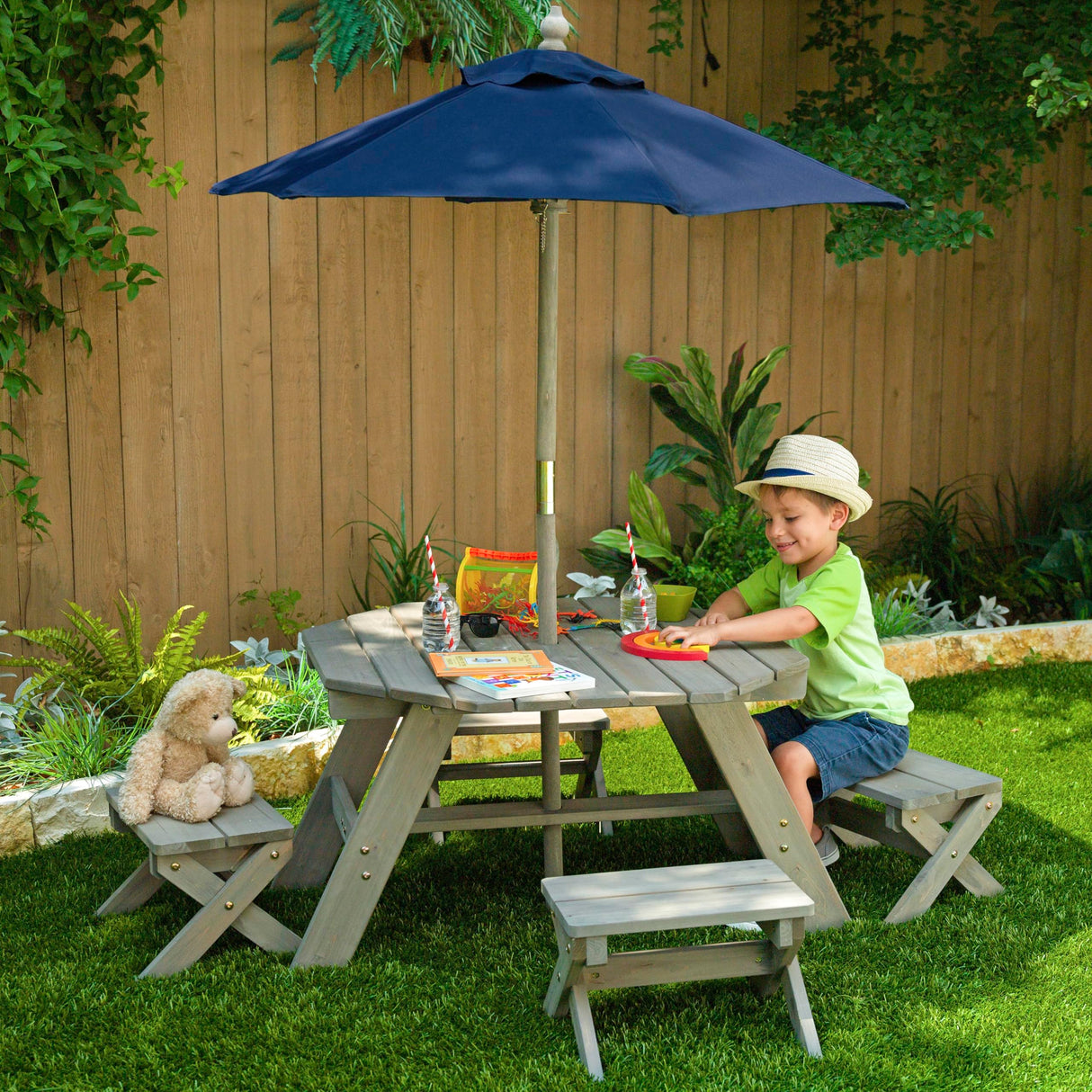 KidKraft Octagon Conjunto jardín de Mesa, taburetes y sombrilla de Madera para niños, Mesa y sillas jardín, Patio, terrazza, Muebles Exteriores al Aire Libre (20176), Exclusivo en Amazon