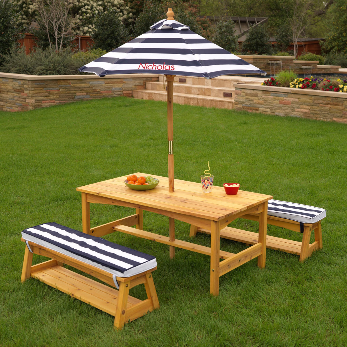 KidKraft Conjunto jardín de Mesa y 2 Bancos de Madera para niños con sombrilla y Cojines, Muebles para terrazza, Patio y Exterior al Aire Libre (00106)