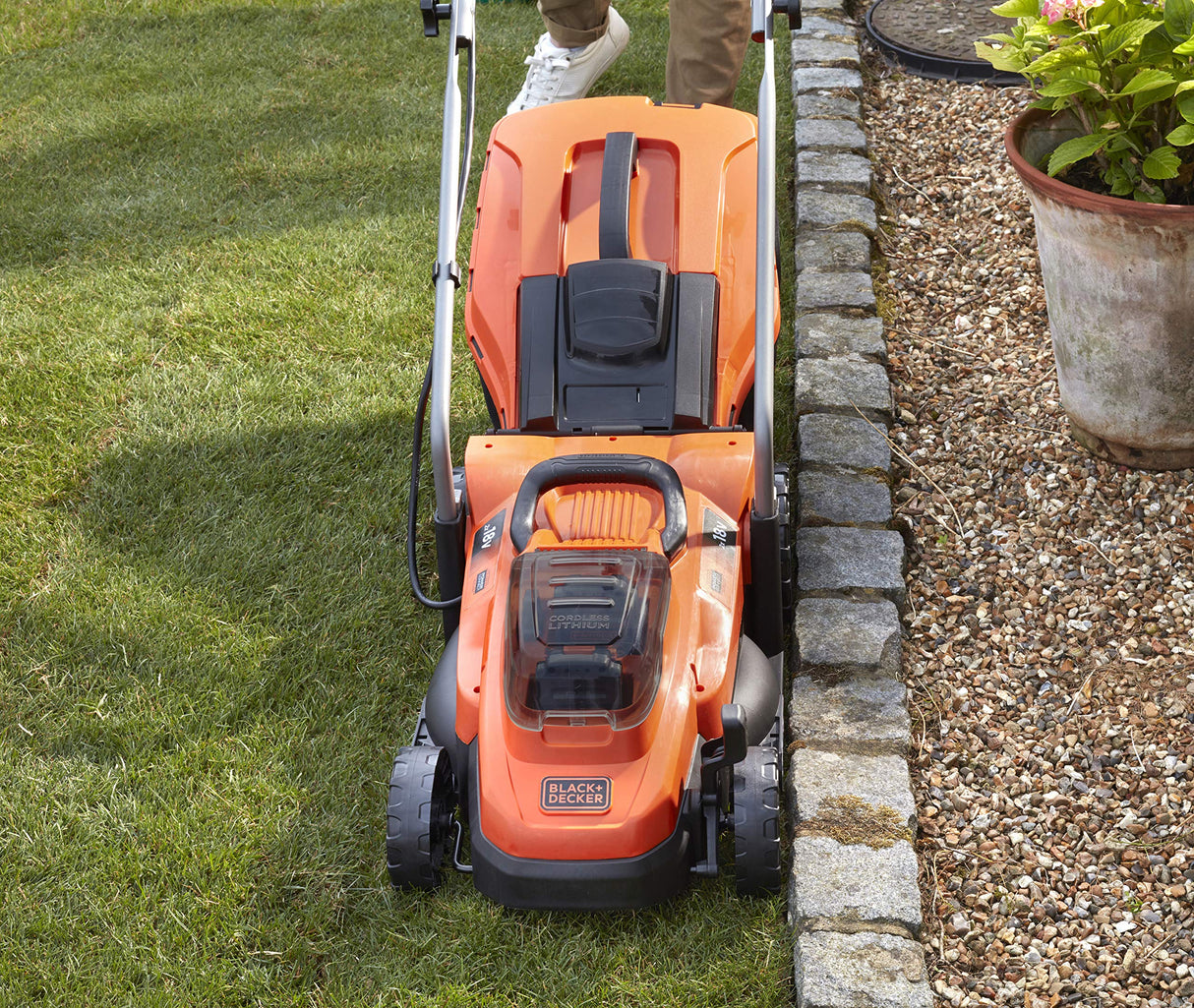 BLACK+DECKER BcmW3318L2,Cortacésped a Batería 18 V, Ancho de Corte 33 cm con 2 Baterias Litio de 2.5 Ah