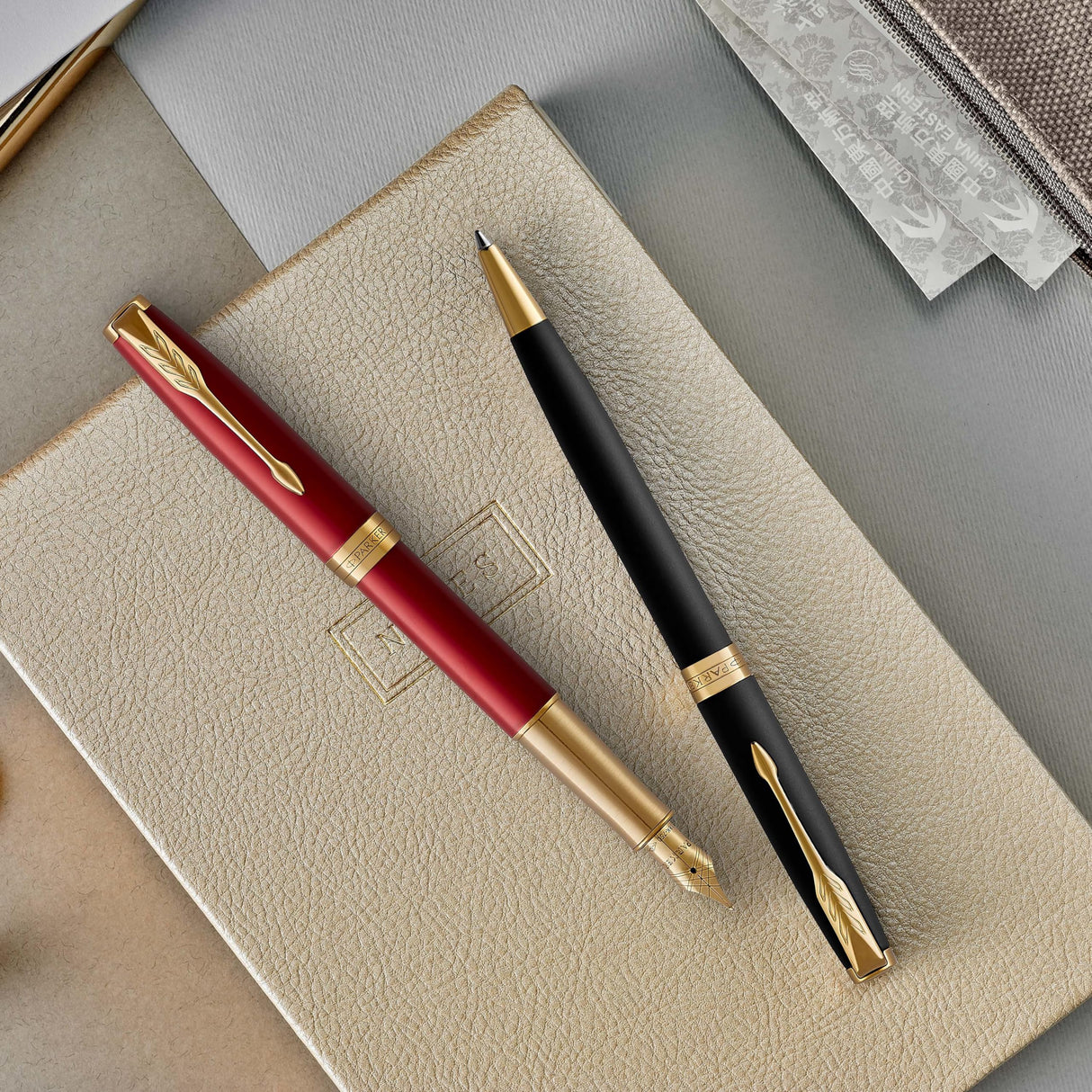 Parker Sonnet bolígrafo | lacado en negro mate con adorno dorado | punta media | en estuche de regalo