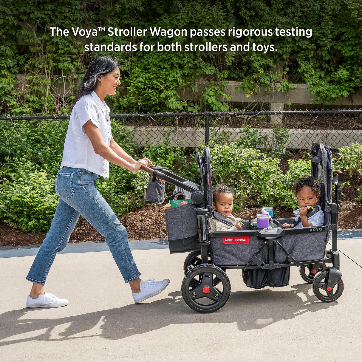 Radio Flyer Voya Stroller Wagon, Cochecito Doble, 2 Asientos Altos Cara a Cara, toldo Ajustable con protección UV, Bandeja para Aperitivos, Gris