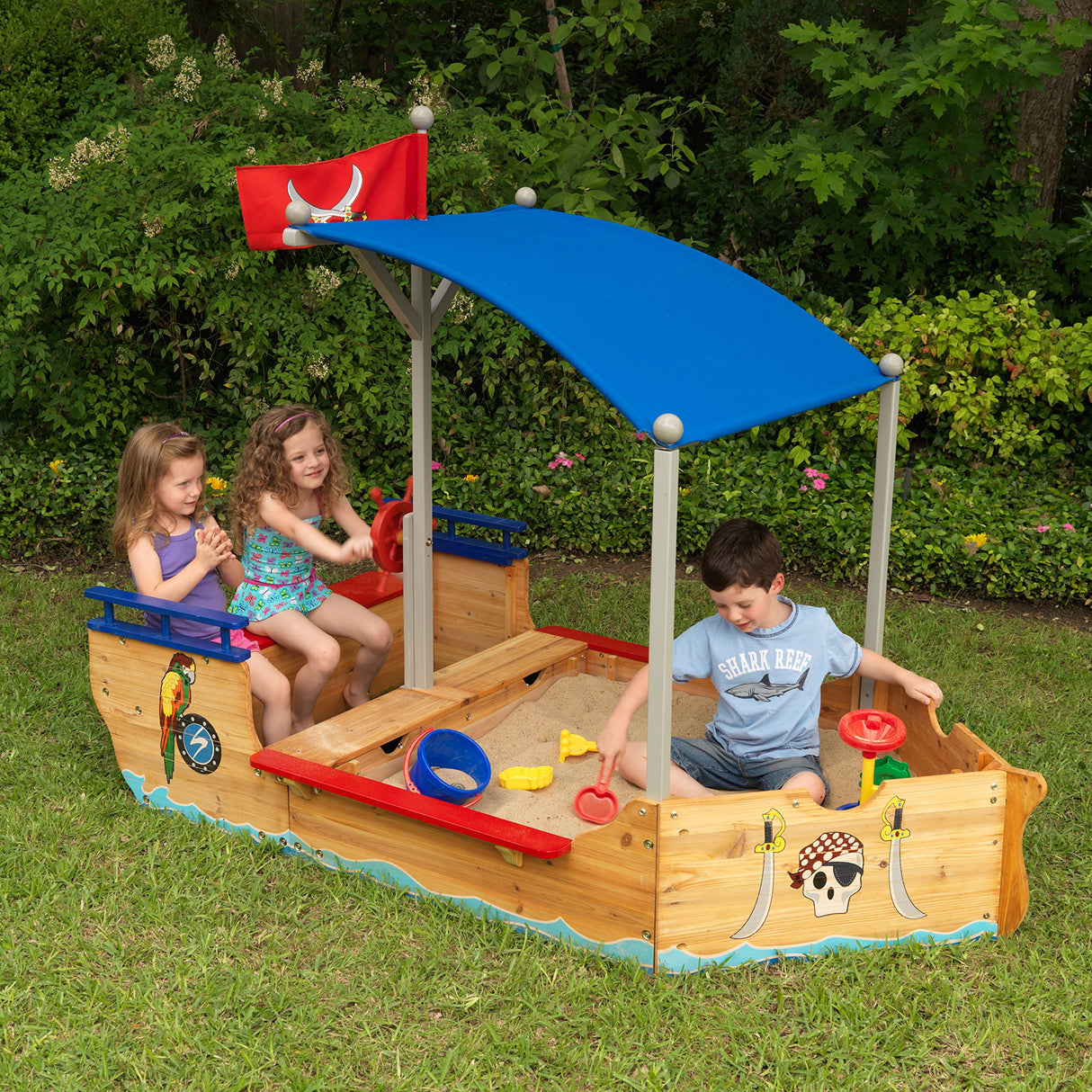 KidKraft Arenero Infantil de Barco de Piratas, Arenero Niños de Madera, Incluye Cubierta, Cubierta de Suelo, Banco, asta de Bandera, Juegos para jardín y Exterior (00128)