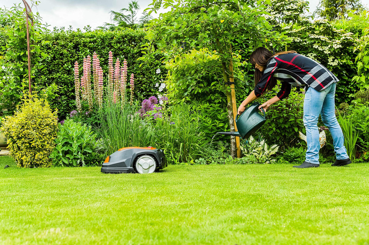 Yard Force Robot cortacésped SA900ECO, apto para céspedes de hasta 900 m2, función de corte de bordes, sensor de lluvia y motor sin escobillas, 28 V, negro/naranja