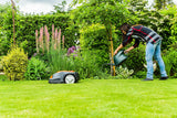 Yard Force Robot cortacésped SA900ECO, apto para céspedes de hasta 900 m2, función de corte de bordes, sensor de lluvia y motor sin escobillas, 28 V, negro/naranja