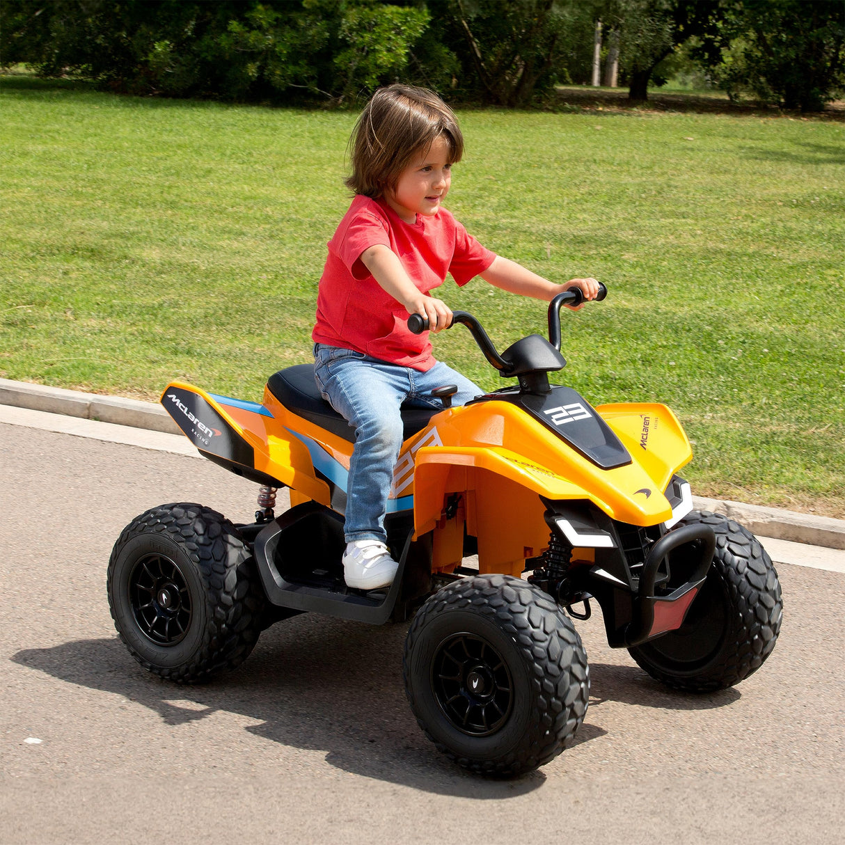 FEBER - Quad McLaren MCL 35 Liveries JL212, vehículo Infantil a batería de 12V con Luces LED, Modelo Original, Velocidad 3 a 6 km/h, Estable y Seguro, niños y niñas +3 años, Famosa (FEN11000)