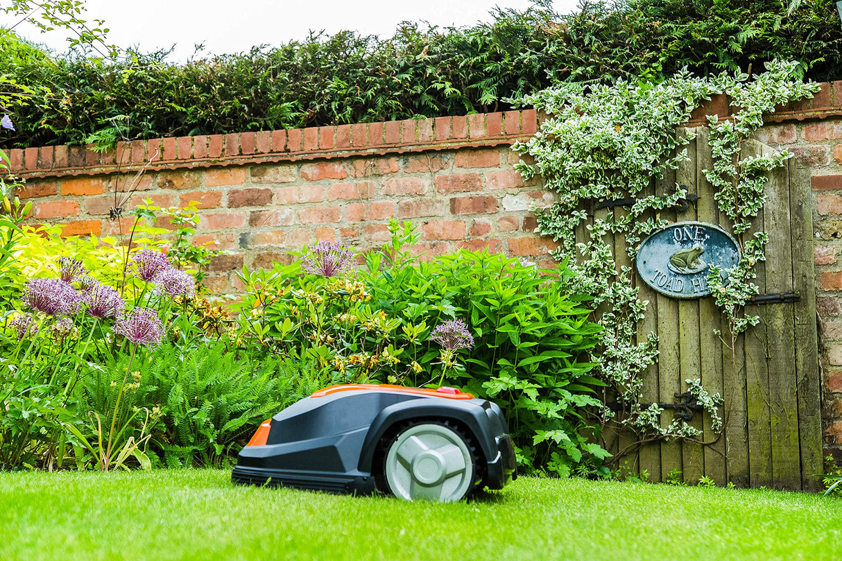 Yard Force Robot cortacésped SA900ECO, apto para céspedes de hasta 900 m2, función de corte de bordes, sensor de lluvia y motor sin escobillas, 28 V, negro/naranja